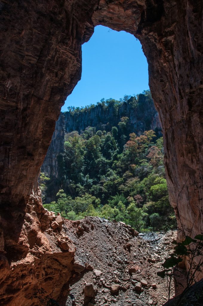 Arco de pedra monumental da trilha do Arco do André