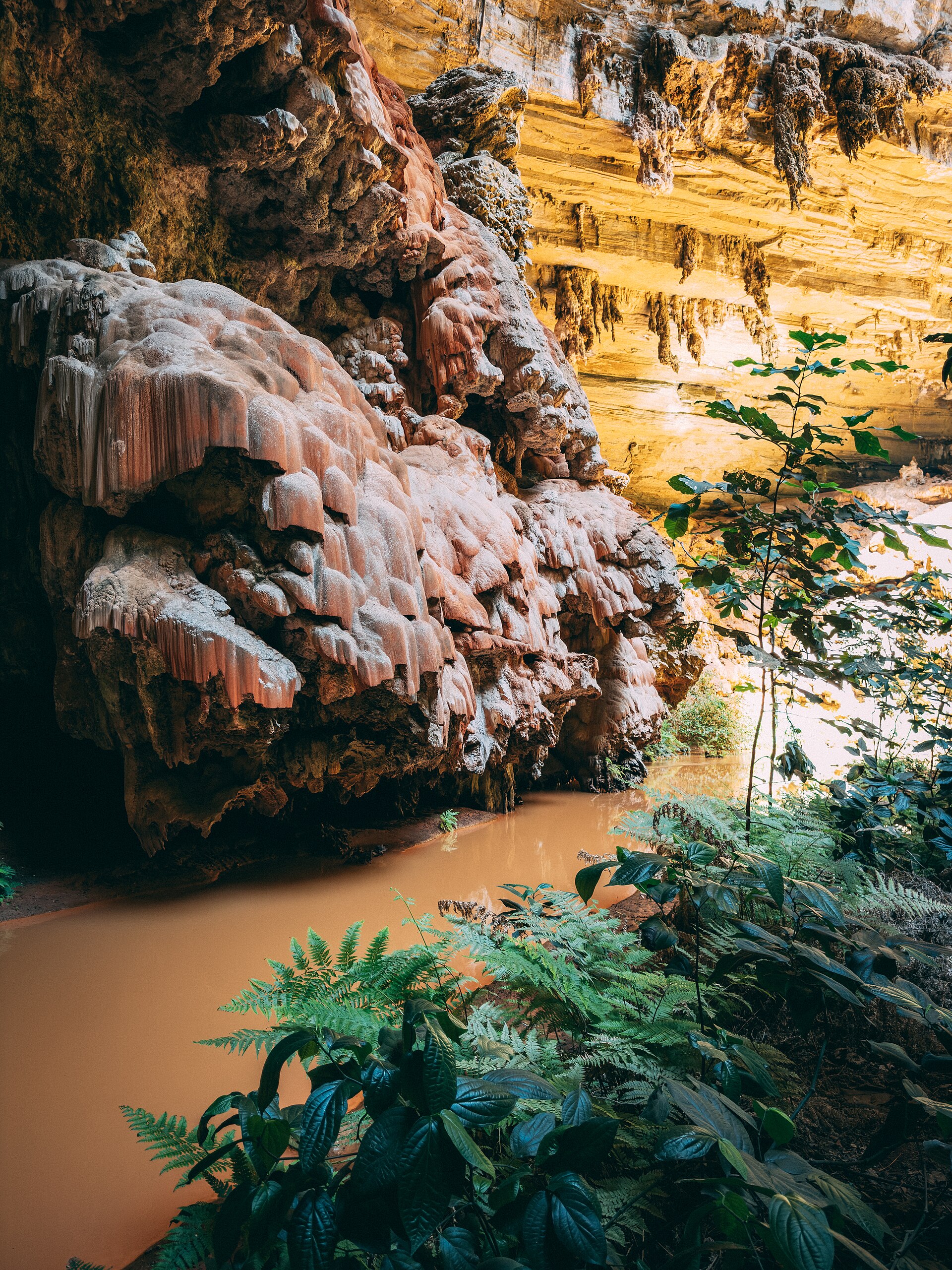 Salão ornamentado com espeleotemas na Gruta Bonita
