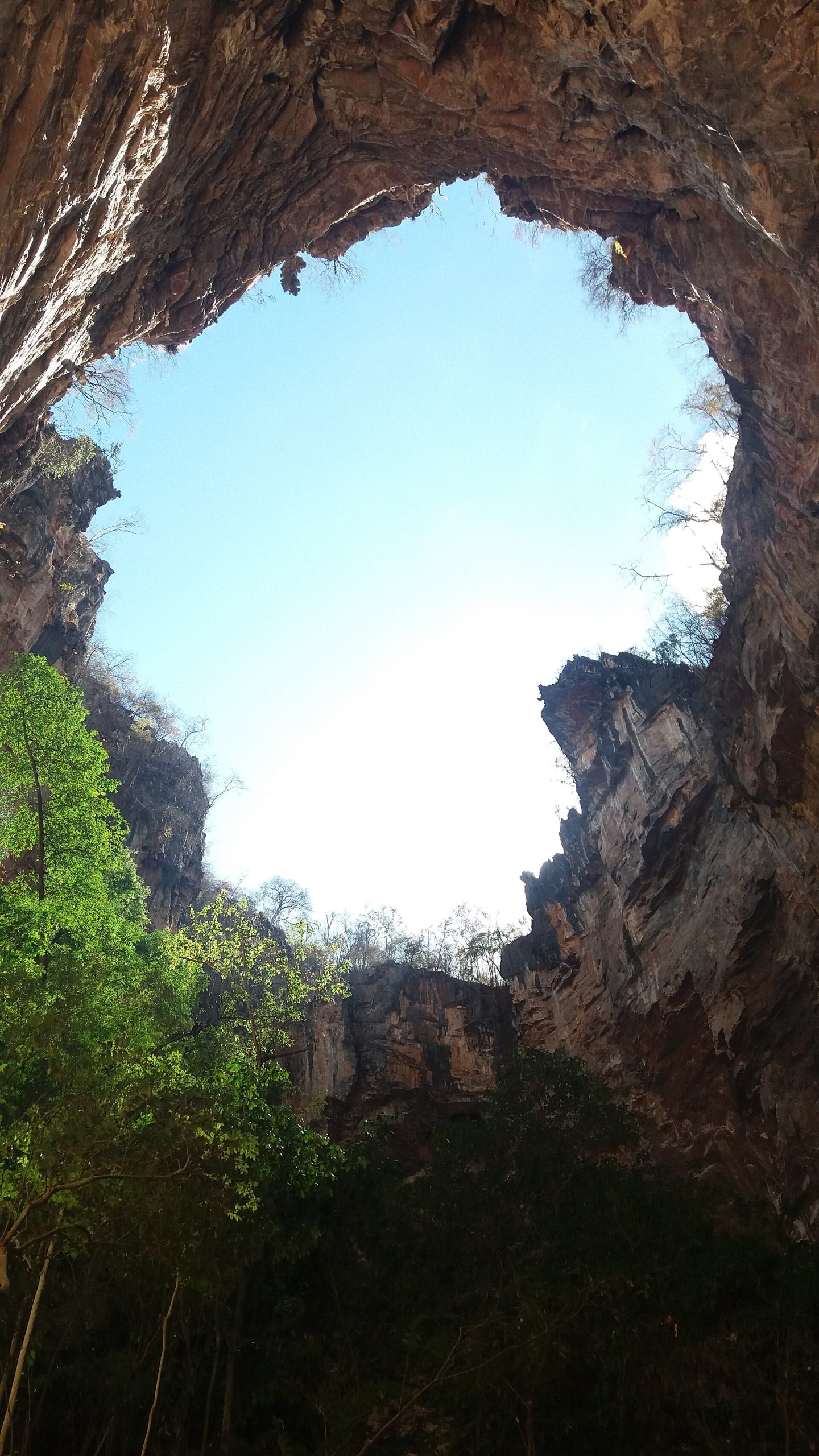 Abertura da caverna vista de baixo, no mirante da Gruta do Índio
