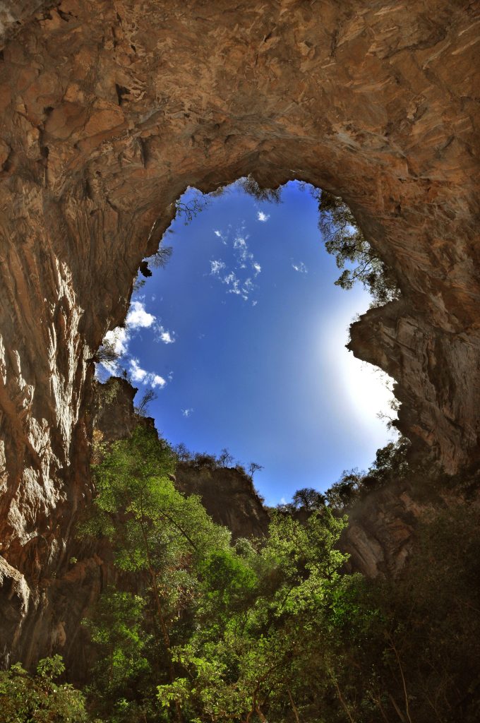 Clarabóia natural iluminando o interior da Gruta do Janelão