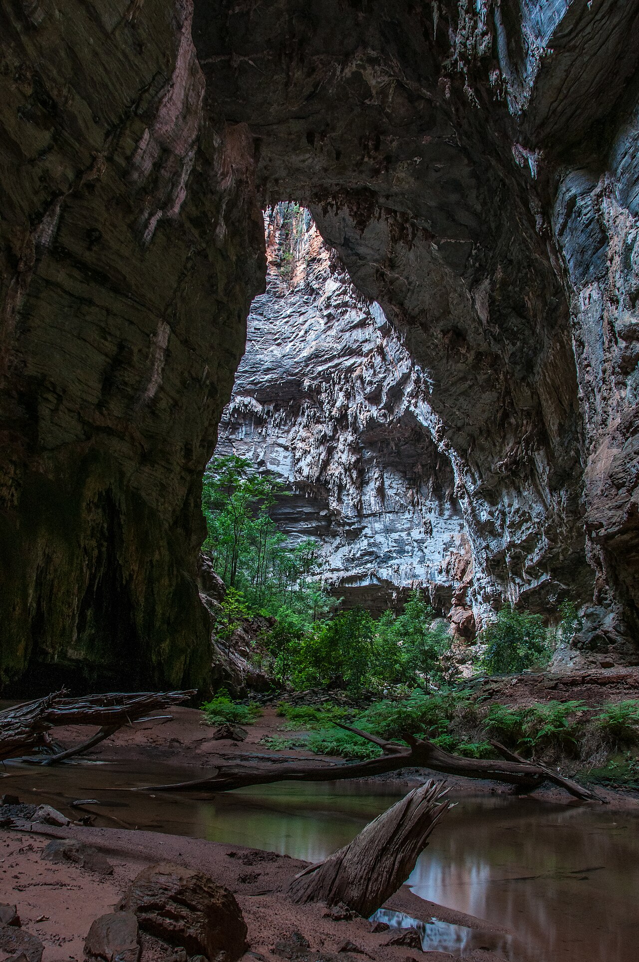 O feixe de luz do sol atravessando a claraboia da Gruta do Janelao ao meio-dia